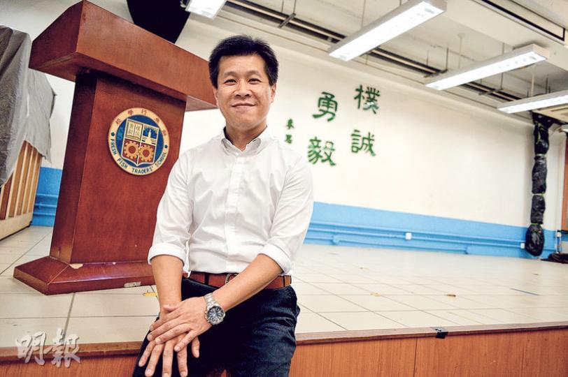 鮮魚行學校候任校長施志勁在該校任教20年，校園內一字一句都滿載他對鮮魚行的感情。他回想1995年，時任校長岑永康想將校訓「樸誠勇毅」貼在禮堂，字體要夠大，讓後排的學生都看得到，「要將一個字分開4份，再用鎅刀裁發泡膠，鎅爛了要從頭再來」。（蘇智鑫攝）
