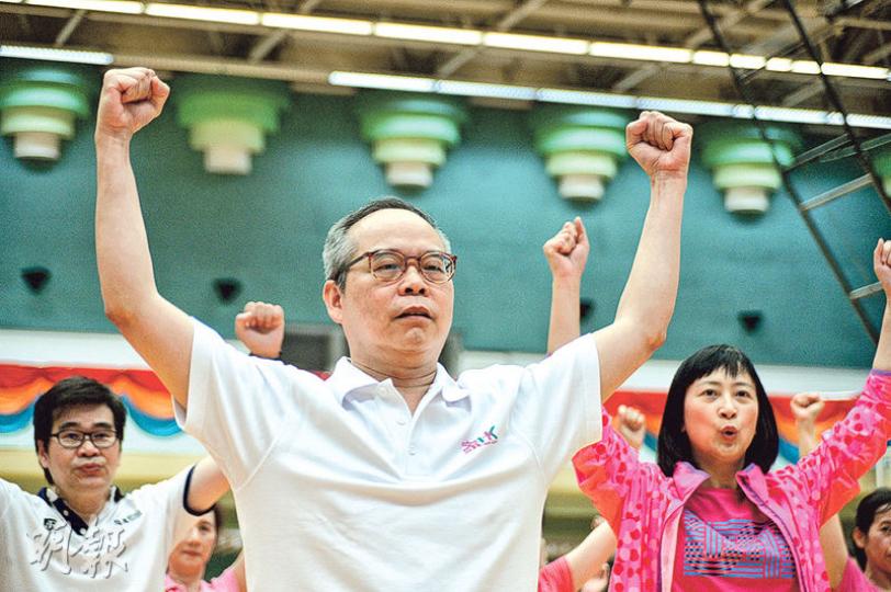 民政事務局長劉江華（前）噚日同一眾嘉賓齊做健體操，有時要扭腰伸腳，有啲似「大媽舞」，又要做展示肌肉嘅動作，唔知局長有無興趣練吓「老鼠仔」呢？（蘇智鑫攝）