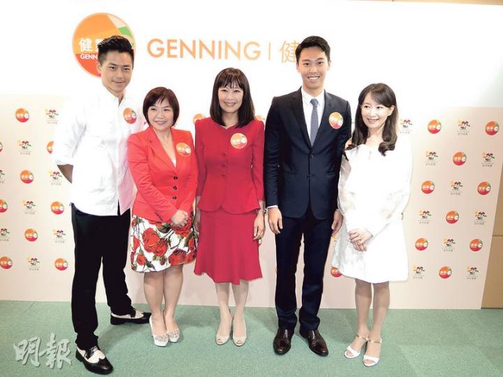 森美（左一）、麥玲玲（左二）及陳美齡（右一）昨日出席陳曦齡（中）與兒子Ryan（右二）的健康食品活動。（攝影/記者﹕孫慧莊）