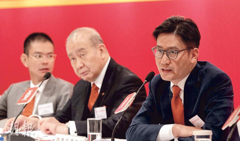 內地息差收窄及壞帳趨增，拖累了東亞銀行業績。其中，內地分部東亞中國減值貸款比率更飈至2.65%。東亞預料，壞帳比率將繼續升高。圖左起為李民橋、李國寶、李民斌。（李澤彤攝）