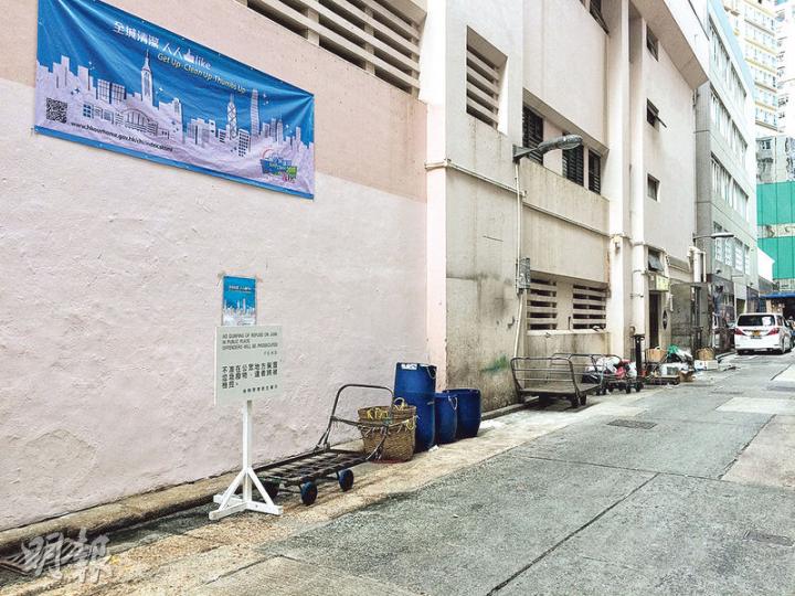 喺灣仔陳東里做回收嘅陳女士話，前日食衛局長高永文掃街後，啲人唔夠膽再嚟亂拋垃圾，收斂咗，令到成條街都乾淨咗。（王慧瓊攝）