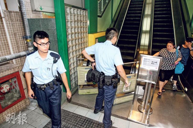 警員一度到太和廣場2期發生扶手電梯扯爛嬰兒車輪現場了解。（伍浦鋒攝）