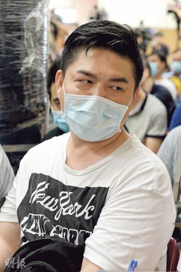 在元朗門市任職營業員的黃先生認為僱主「無良」，「個個都要養家」，希望盡快取得7月薪金、代通知金及遣散費。（鍾林枝攝）在DSC將軍澳門市任職營業員的王先生表示，對現時情况好迷茫，覺得公司故意拖欠薪金。（鍾林枝攝）