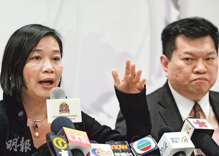 中澳法學交流基金會高級顧問、立法會議員梁美芬（左）指網民批評法官陳碧橋的言論已由「侮辱」升級至「威嚇式」，有必要檢控維持法治精神。該會執委會主席馬恩國（右）促請律政司考慮檢控示威者。（李紹昌攝）