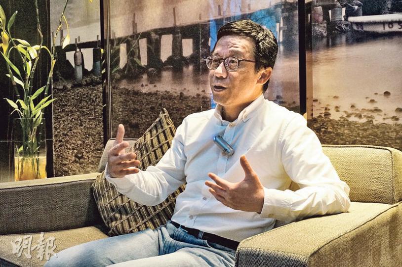 王維基矢言打造全港最大網購市場，但明言不打減價戰，他形容這是向超市釋出善意。（袁樂婷攝）
