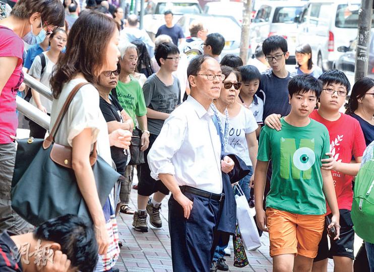 噚日11點幾，民政局前局長曾德成（中白恤衫者）被「野生捕獲」喺中環恒生銀行門口等巴士，唔知係咪坐慣政府車，等車期間佢多次細閱巴士站旁嘅路線牌，市民可能唔係太認得佢。（劉焌陶攝）曾德成（中）上咗巴士後走上上層，然後拎手巾仔出嚟抹汗，唔知其他局長知唔知道市民日日企喺條街等巴士其實都好熱？（劉焌陶攝）