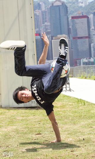 首場「自由約」有不少運動元素，除有滑板比賽首次移師西九舉行，亦有花式足球（圖）及街頭健身表演。（李紹昌攝）