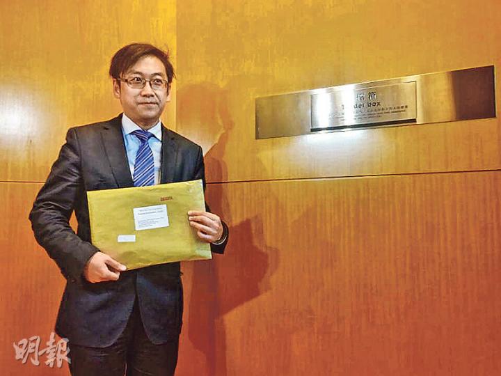 萬科置業（香港）首度伙拍信置及嘉華合資競投元朗站項目，由萬科置業（香港）業務部助理董事（地產發展）林力山代表入標。（明報記者攝）