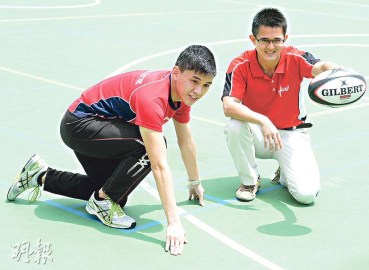 教院健康與體育學系學生錢晉業（左），於修讀教院副學士時，在論文導師周志清（右）指導下，完成有關不同時間對中學生心肺耐力影響的論文，發現中午的最大攝氧量較佳，是最好的運動時分。該論文被刊於一份亞洲的運動醫學期刊Asian Journal of Sports Medicine。（劉焌陶攝）