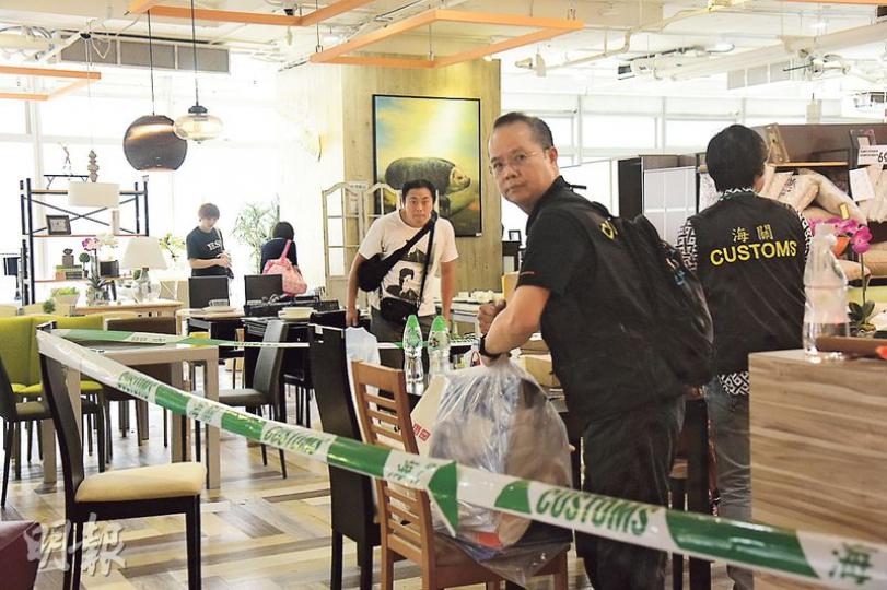 多名海關人員昨早曾到DSC位於觀塘apm的分店調查。（鍾炳然攝）