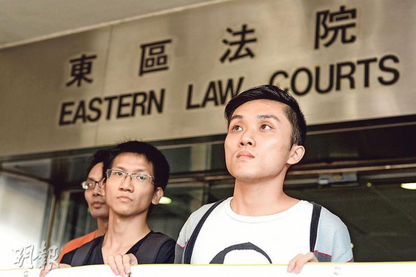 案發時為街工義工的被告楊皓然（右），昨與10多名街工代表在法院外示威，抗議警察打壓。（鍾林枝攝）