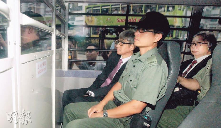 一頭白髮的郭炳江（後）及陳鉅源（前），昨由囚車押送往高院出席上訴指示聆訊，二人未有如許仕仁般申請豁免出庭。（李澤彤攝）許仕仁貪污案各被告上訴，郭炳江、陳鉅源及關雄生（圖）昨被押上法庭，聽取法庭指示。關雄生自去年12月被判監後再次露面，仍然保持一頭黑髮。（李澤彤攝）