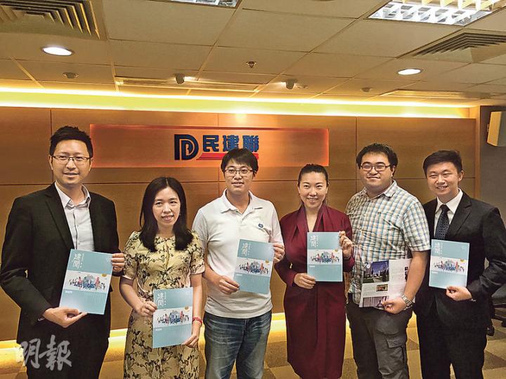 青年民建聯主席顏汶羽（左三）噚日帶埋青民新班子見傳媒，講吓青民嚟緊大計，好似會搞名人飯局，又成立咗義工隊、辯論隊等，希望為青民嚟個大變身，佢都笑住話做咗青民主席真係忙咗好多。（何曉勤攝）