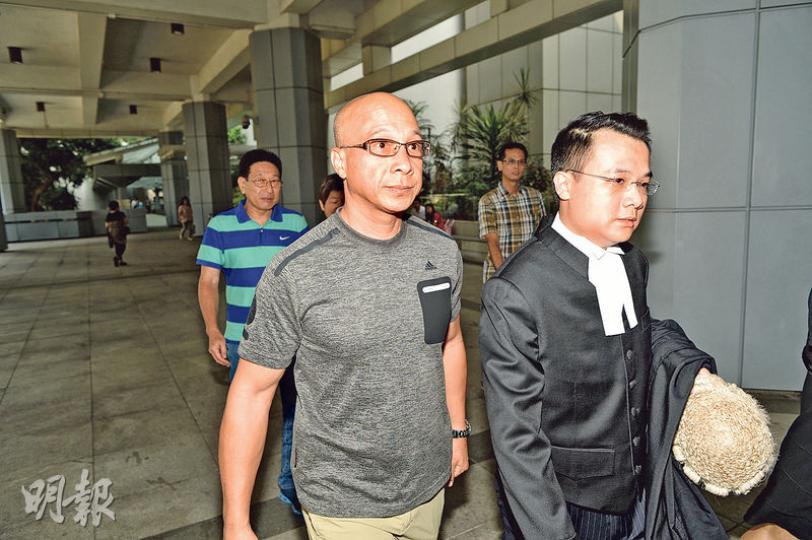 6名退休消防員及救護員不滿被令撤離宿舍及不獲分配公屋，提出司法覆核，圖為其中兩名申請人（左一、後右）及代表他們的大律師伍樂恒（右一）。（蘇智鑫攝）