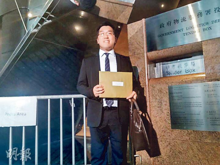 元朗牛潭尾地皮收4份標書，其中信置以獨資身分入標競投；圖為信置代表。（劉詠怡攝）
