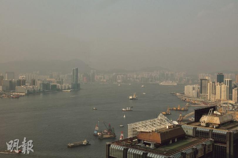 受強颱風「蘇迪羅」外圍下沉的氣流影響，懸浮粒子吹不散，本港海面呈一片灰濛，全港15個空氣監站中，14個站在昨午4及5時錄得「爆表」的「10+」嚴重水平，打破歷來紀錄。（李紹昌攝）