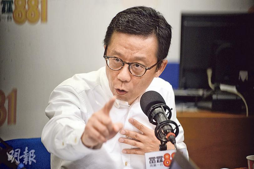 王維基期望廣播處長「腰骨硬淨」，因這職位不易做，但他相信梁家榮久經風浪，可與港台員工磨合，做好工作。（劉焌陶攝） 工會主席蔡玉玲形容與梁家榮會面的氣氛輕鬆、坦誠，認為梁與港台員工有共同願景，亦有誠意與員工共同面對挑戰。她希望梁家榮秉持傳媒人風骨，為員工抵禦政治壓力。（袁樂婷攝）