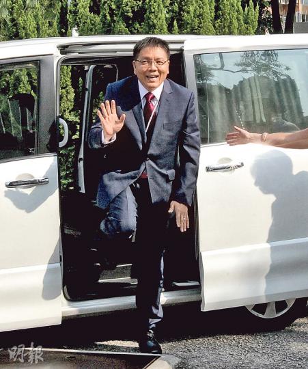 資深傳媒人梁家榮昨乘私家車到達港台，甫下車即被大批傳媒包圍。由過往採訪變成今天受訪，梁表現略顯緊張。（李紹昌攝）