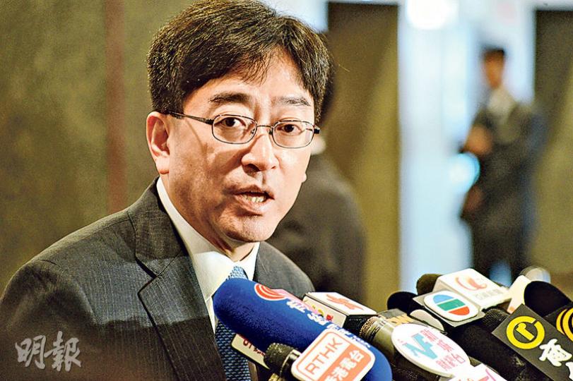 食物及衛生局長高永文曾表示有原因懷疑生產過程受污染，要禁止洪瑞珍三文治入口；昨日則指由生產至入口過程整個供應鏈，以至消費者購買了有關產品後，均有可能受污染，造成食物中毒。（黃志東攝）