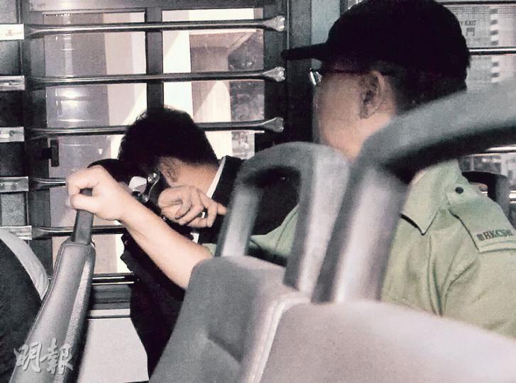 次被告黃志華（左）自辯時供稱，被拘留時曾有內地公安對他說：「中央政府好重視呢件案件，呢單傷人案一定要有人認㗎喇。」（鍾林枝攝）