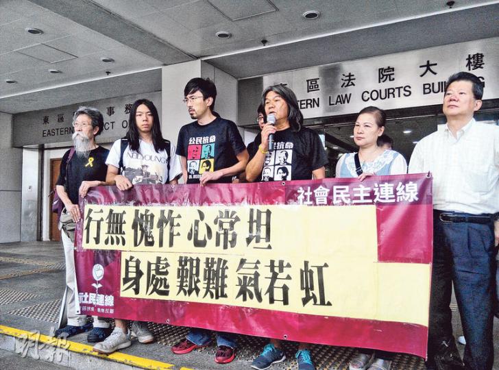 梁國雄（右三）稱律政司做法不公道，本案無甚公眾利益，卻為針對反對派而覆核結果；退休警司朱經緯涉打市民，卻遲遲未檢控。（何偉畧攝）