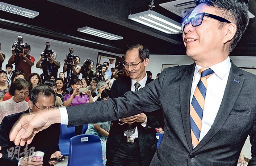 亞視執行董事葉家寶（前）昨出席活動時表示，與新投資者的買賣手續仍未完成，不過雙方已簽補充協議，投資者在昨日注資，公司得以在昨日法定支薪最後限期發薪。（劉焌陶攝）