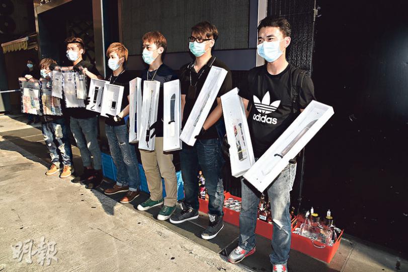 警方在旺角破獲無牌酒吧，檢獲武器、毒品及酒類飲品，拘捕9名男女帶署。（蔡方山攝）