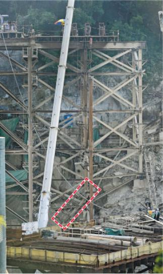 司徒拔道工業意外中，斜坡上一個工作台倒塌，兩名工人隨工作台墮下15米，一死一傷。事後工作台擱在斜坡底部（紅框示），相關人員在場調查。（樊銳昌攝）