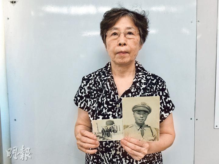 駝峰航線飛行報務員林汝良的女兒林平在香港接受訪問，手持亡父相片。（楊立贇攝）