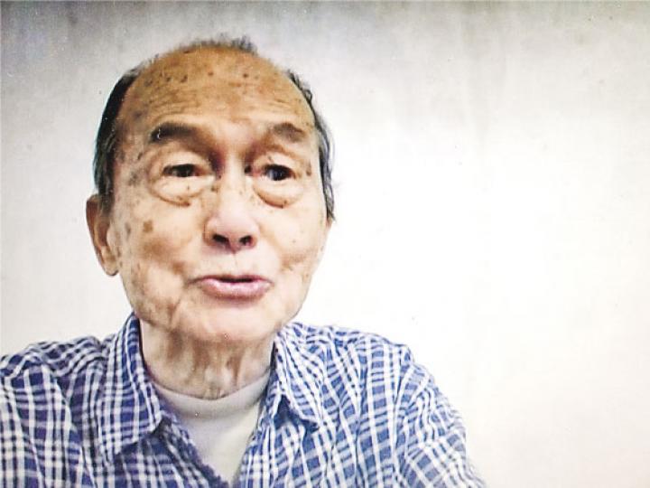 2006年，時年89歲的廖譚清生前錄下一段影像資料，敘述自己的抗戰經歷。（楊立贇翻攝）機師廖譚清當年所在的中美混合聯隊14航空隊3大隊32中隊的徽章。（楊立贇攝）廖譚清的女兒廖韻琴、兒子廖本立姊弟於香港接受訪問。（楊立贇攝）