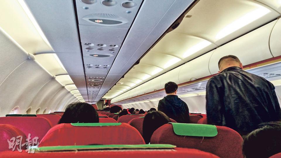 香港快運航機昨日兩度試降落台中，其間機艙不斷震盪，乘客感到急衝向下而大聲驚呼，最終航班需折返香港。圖為機內情况。（明報記者攝）