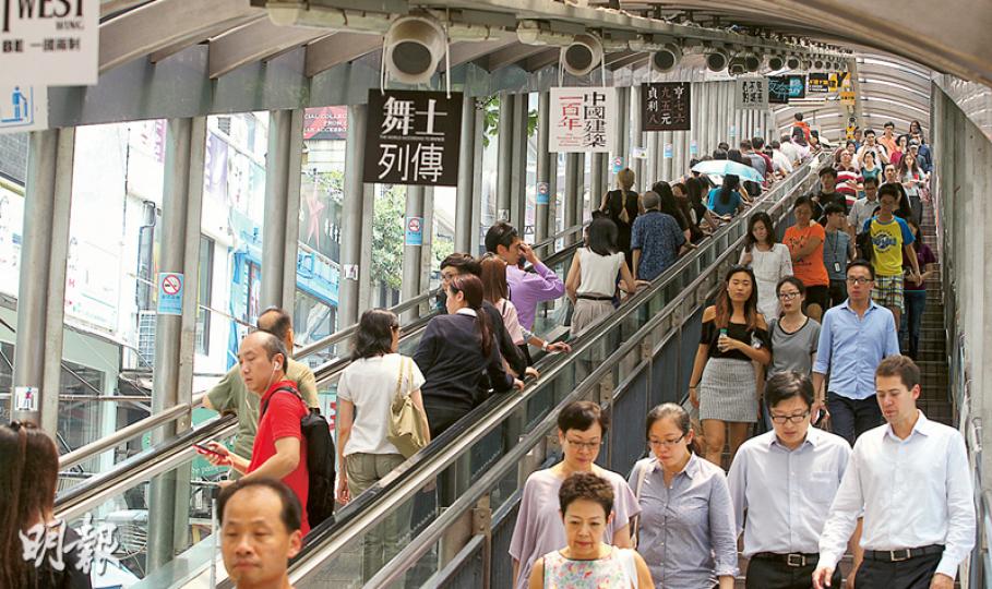 已運作22年的中環至半山扶手電梯系統橫跨13條道路，全長約800米，每日有8.5萬人次使用。政府考慮到故障率、維修時間及費用日增，決定由2017至2023年分階段全面更換。（李紹昌攝）中環至半山扶手電梯系統，每台梯每周會進行一次例行檢查，每次需暫停服務45分鐘至1.5小時不等。（李紹昌攝）