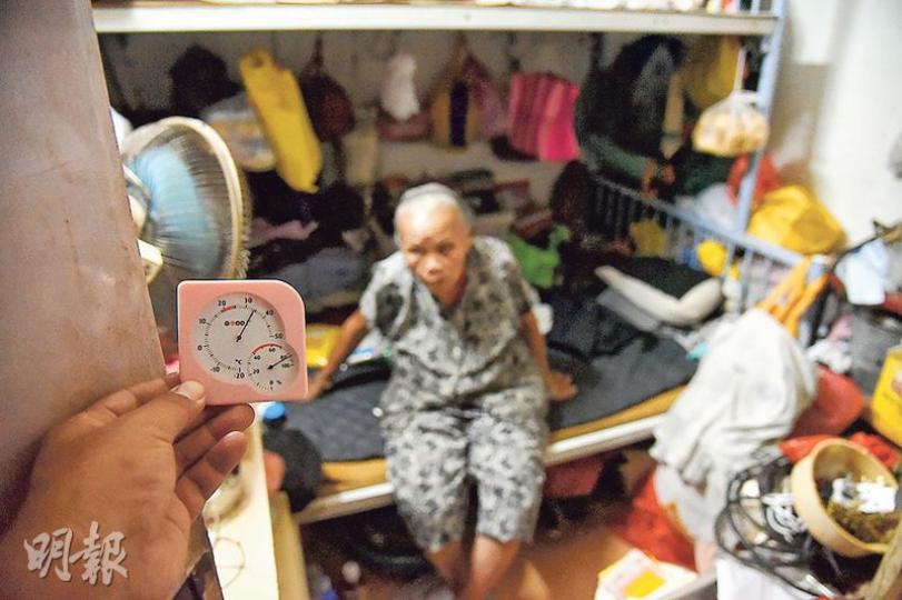 83歲的李婆婆獨居於大角嘴沒窗的劏房，靠綜援生活，房內雖有兩部風扇，但為省電都沒開，昨午約5時其劏房氣溫仍高達35℃。（林智傑攝）
