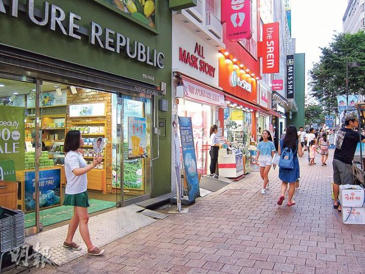 自8月初起，首爾明洞街頭的旅客人流明顯回復，但部分商舖仍然淡靜，如圖中的明洞街頭有至少6間化妝品店，但記者視察約5至10分鐘均乏人問津，店員只好在門外努力招客。（錢瑋琪攝）7月底港府對韓「解禁」前，記者曾到首爾東大門的數個大型商場觀察，發現場內近乎「杳無人煙」，零星的顧客也以當地人居多。（錢瑋琪攝）港府8月1日取消對韓國的紅色外遊警示，記者3日傍晚到首爾購物熱點明洞觀察，發現人流明顯較上月底多，亦見內地及香港旅客的身影，但還未有回復至疫情前的擠擁。（錢瑋琪攝）韓國旅行社協會長梁武承（圖）說，韓國