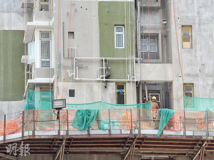 房署昨證實安達臣道公屋安達邨因發現水喉接駁位含鉛，承建商有利建築自行決定拆喉重裝，昨有工人在該地盤進行工程。（鍾林枝攝）