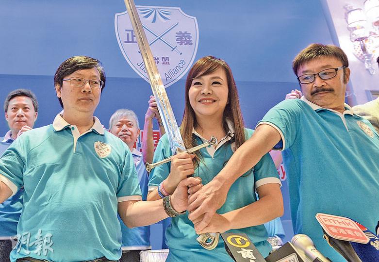 「正義聯盟」昨日舉行建黨儀式，召集人李偲嫣（中）在內部選舉中當選黨主席，兩名黨副主席為蔡克健（左）及岑浩賓（右）。（鍾林枝攝）