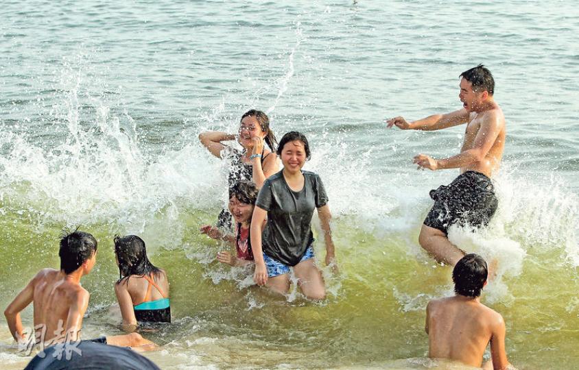 本港昨日錄得最高市區氣溫36.3℃，連破三項紀錄，包括今年最熱單日紀錄、歷來最熱一天以及最熱立秋。淺水灣滿是泳客，不少人一家大細同來消暑。（林俊源攝）昨日天氣酷熱，一天內打破了3個高溫紀錄，除了最熱立秋、今年最熱一天，亦是本港有紀錄以來最熱一天。淺水灣在昨午4時錄得36℃，不少人到沙灘游泳消暑。（林俊源攝）