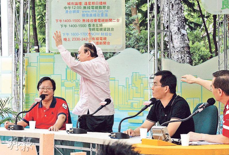 嘉賓走人（蘇智鑫攝）枱上示威（蘇智鑫攝）幾十人圍枱（蘇智鑫攝）