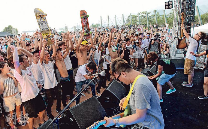 西九文化區「自由約」活動昨開鑼，設多場音樂表演及運動演出。天氣炎熱未影響遊客興致，大會指昨有近萬人入場。（李澤彤攝）「自由約」活動中的滑板比賽，有多個來自大中華區的滑板好手同場較勁，是昨日較多人觀看的項目之一，現場氣氛高漲。（李澤彤攝）售賣牛仔布袋的手作攤位檔主Candy（左）說，昨收入僅一千多元，她希望大會可增20至40攤位，提升吸引力。右為另一負責人Joy。（沈燕媚攝）「自由約」是由西九管理局新任行政總裁栢志高帶領的首項大型活動，他昨日到現場視察，更自攜相機拍照。（李澤彤攝）