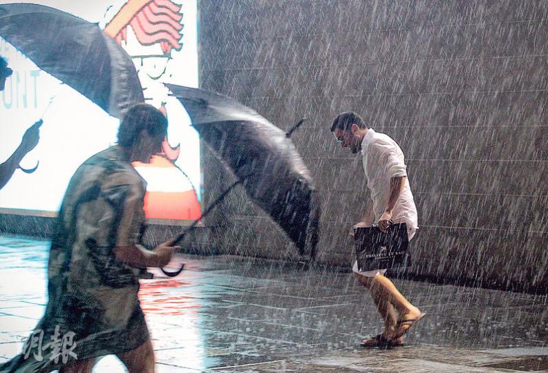 天文台昨晚發出黃色暴雨警告，廣泛地區落大雨，其中在尖沙嘴海運大廈對開，沒帶雨具的男途人渾身濕透，甚為狼狽。（李澤彤攝）（李澤彤攝）