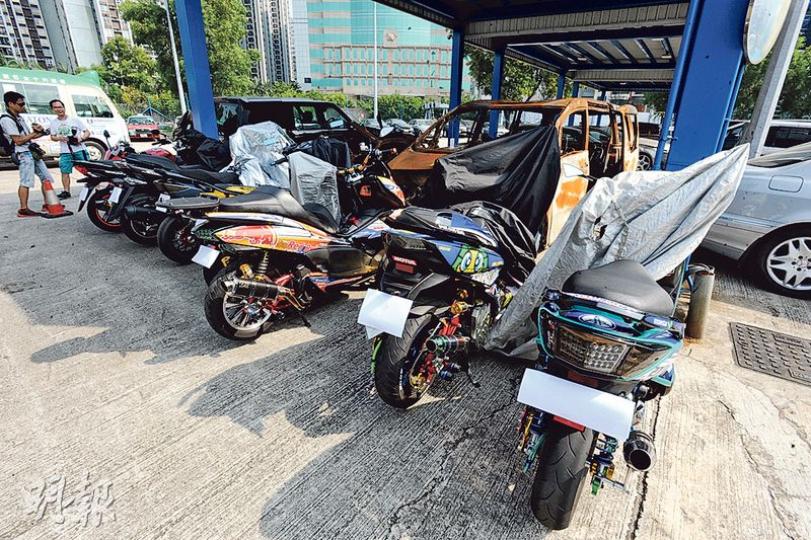 遭扣留的懷疑非法改裝電單車，其中3輛全車「大改」（左起），裝有不同功能的組件。（衛永康攝）鰂魚涌柏架山道設有分時段限制車輛行駛，路口亦豎立指示牌。（衛永康攝）