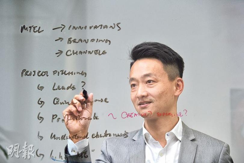 Mtel行政總裁黃明威展示他創業的3個支柱——創意、品牌、渠道。這3個元素，在他自家製作的手機App中可見一斑。（鄧宗弘攝）