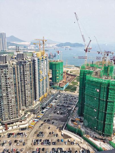 港鐵將軍澳站對出一塊空地，現被用作臨時停車場，不過，上述用地僅以短租方式出租，未來政府擬把該地打造成「中央大道」，意味區內未來車位租盤供應將大幅減少。（明報記者攝）