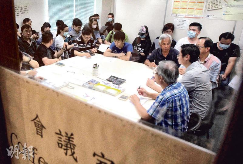 約20名DSC員工昨日出席勞工處的調解會議,惟資方未有派代表出席。(李澤彤攝)DSC創辦人許明順自上周四起被警方通緝,許氏夫婦昨午由澳門返港時被捕,兩人被押返警察總部調查,圖中頭戴黑帽掩面者為許太。(伍浦鋒攝)DSC德爾斯創辦人許明順及其妻昨被警方拘捕,許明順被帶入警察總部時戴帽、眼罩及口罩,完全遮住容貌。(鄧宗弘攝) 約20名DSC員工昨日出席勞工處的調解會議,惟資方未有派代表出席。(李澤彤攝)DSC創辦人許明順自上周四起被警方通緝,許氏夫婦昨午由澳門返港時被捕,兩人被押返警察總部調查,圖中頭戴黑帽掩面者為許太。(伍浦鋒攝)DSC德爾斯創辦人許明順及其妻昨被警方拘捕,許明順被帶入警察總部時戴帽、眼罩及口罩,完全遮住容貌。(鄧宗弘攝)
