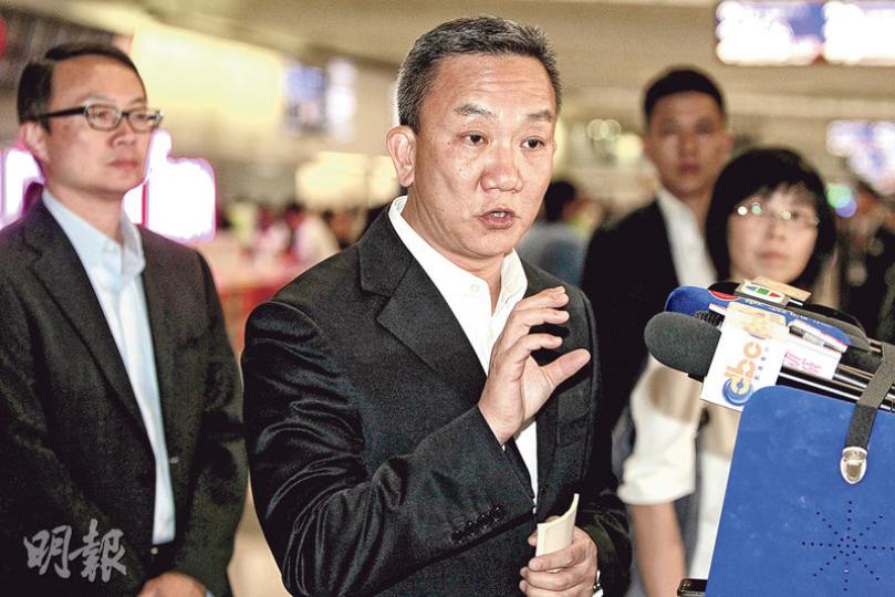 警方高度重視連串電話騙案,刑事及保安處長羅夢熊親到北京與公安部商討,昨晚返港後在機場公布與公安訂立協議,共同打擊電話騙案。(林俊源攝) 警方高度重視連串電話騙案,刑事及保安處長羅夢熊親到北京與公安部商討,昨晚返港後在機場公布與公安訂立協議,共同打擊電話騙案。(林俊源攝)
