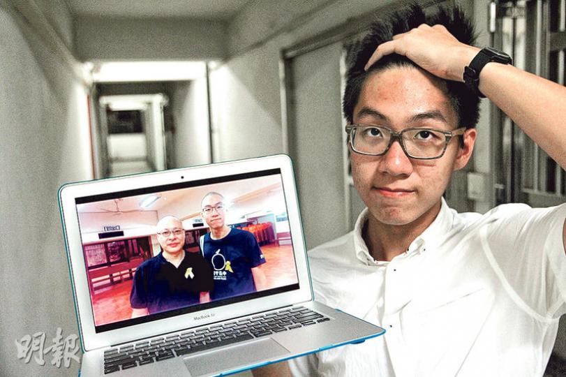 文憑試放榜後,港大法律學院副教授戴耀廷在facebook問黃梓維(右)是否會入讀該院,但黃最後選擇了中大法律學院。他昨笑言「唔知點回應佢(戴耀廷)」,但會邀約戴叙舊。電腦熒幕相片為他佔中前與戴耀廷剃頭明志。(林俊源攝) 文憑試放榜後,港大法律學院副教授戴耀廷在facebook問黃梓維(右)是否會入讀該院,但黃最後選擇了中大法律學院。他昨笑言「唔知點回應佢(戴耀廷)」,但會邀約戴叙舊。電腦熒幕相片為他佔中前與戴耀廷剃頭明志。(林俊源攝)