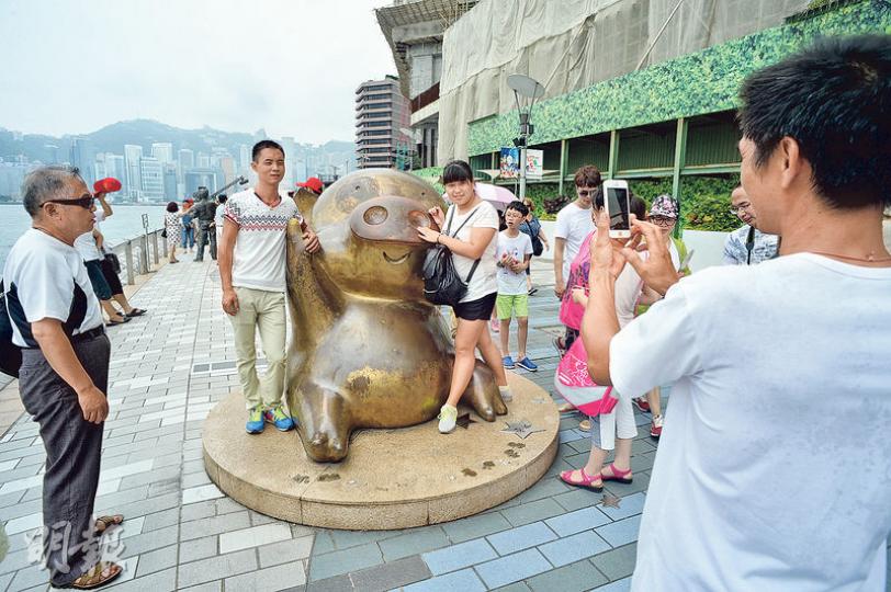 新世界建議關閉星光大道3年,至2018年重開,地標之一「麥兜」等銅像亦需「搬家」,新世界指與政府商討後,初步計劃屆時將銅像搬往尖沙嘴海濱平台花園展出。(蘇智鑫攝) 新世界建議關閉星光大道3年,至2018年重開,地標之一「麥兜」等銅像亦需「搬家」,新世界指與政府商討後,初步計劃屆時將銅像搬往尖沙嘴海濱平台花園展出。(蘇智鑫攝)