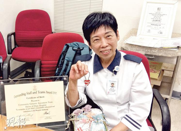 護士長鄒玉卿服務靈實醫院40年,剛於上月退休。她製作了800個寫上「喜樂的心乃是良藥」的匙扣送給同事,希望能激勵同事解開心鎖,以喜樂的心護理病人。(鄧力行攝) 護士長鄒玉卿服務靈實醫院40年,剛於上月退休。她製作了800個寫上「喜樂的心乃是良藥」的匙扣送給同事,希望能激勵同事解開心鎖,以喜樂的心護理病人。(鄧力行攝)