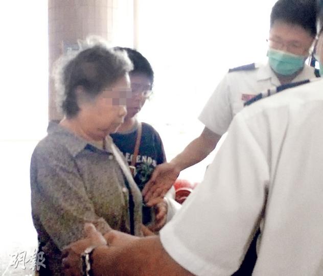 患抑鬱症老婦(圖)昨晨疑情緒失控,用菜刀斬傷兒子被捕後,與兒子分別由救護車送院檢查。(賴俊傑攝) 患抑鬱症老婦(圖)昨晨疑情緒失控,用菜刀斬傷兒子被捕後,與兒子分別由救護車送院檢查。(賴俊傑攝)