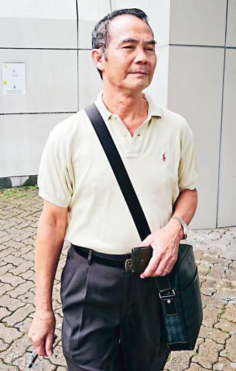 68歲的陳蘇(圖)被指於去年襲擊一名休班女警長,惟裁判官指事主及其同袍供辭嚴重矛盾,判陳無罪。陳脫罪後在庭外露出輕鬆笑容。(張梓鈴攝) 68歲的陳蘇(圖)被指於去年襲擊一名休班女警長,惟裁判官指事主及其同袍供辭嚴重矛盾,判陳無罪。陳脫罪後在庭外露出輕鬆笑容。(張梓鈴攝)